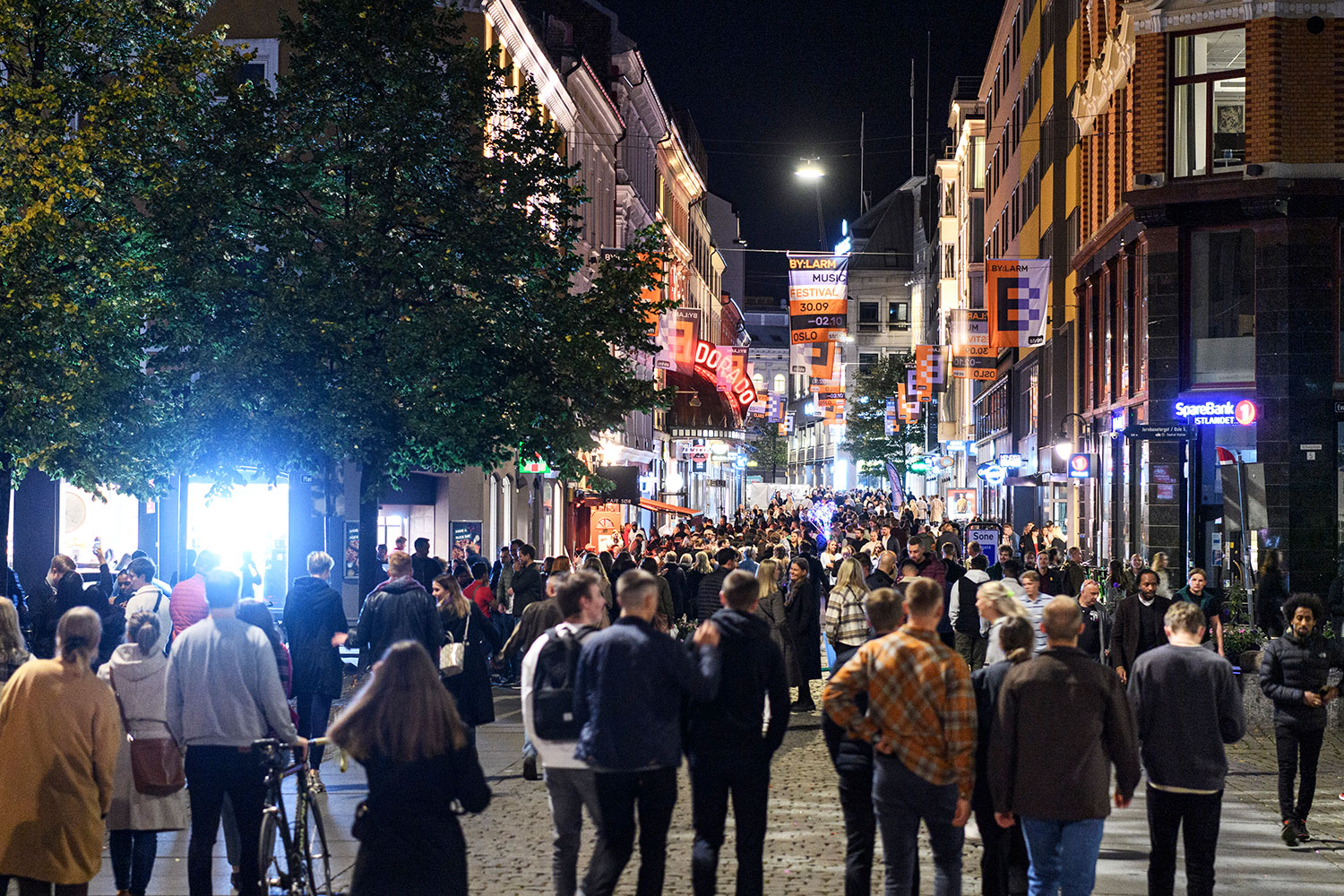 Mange tok turen ut på byen for å feire gjenåpningen av Norge natt til søndag. Her fra Youngstorget i Oslo.