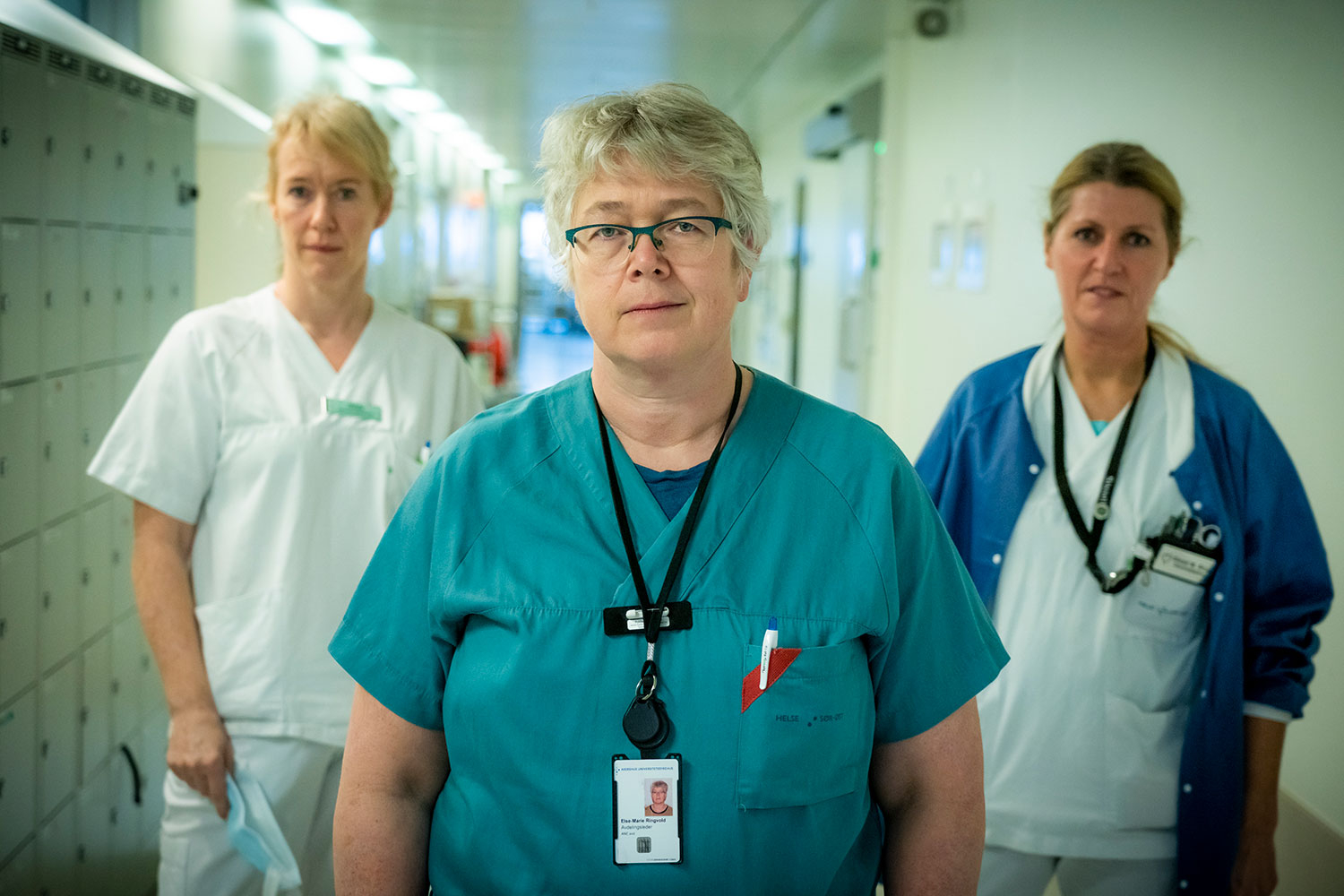 De intensiv-ansatte på Ahus håper flest mulig vaksinerer seg, slik at færre blir kritisk syke og havner hos dem. Avdelingsleder Else-Marie Ringvold ved anestesiavdelingen sammen med intensivsykepleier Hilde Mari Rønning (til venstre) og intensivsykepleier Sissel Marie Brun.