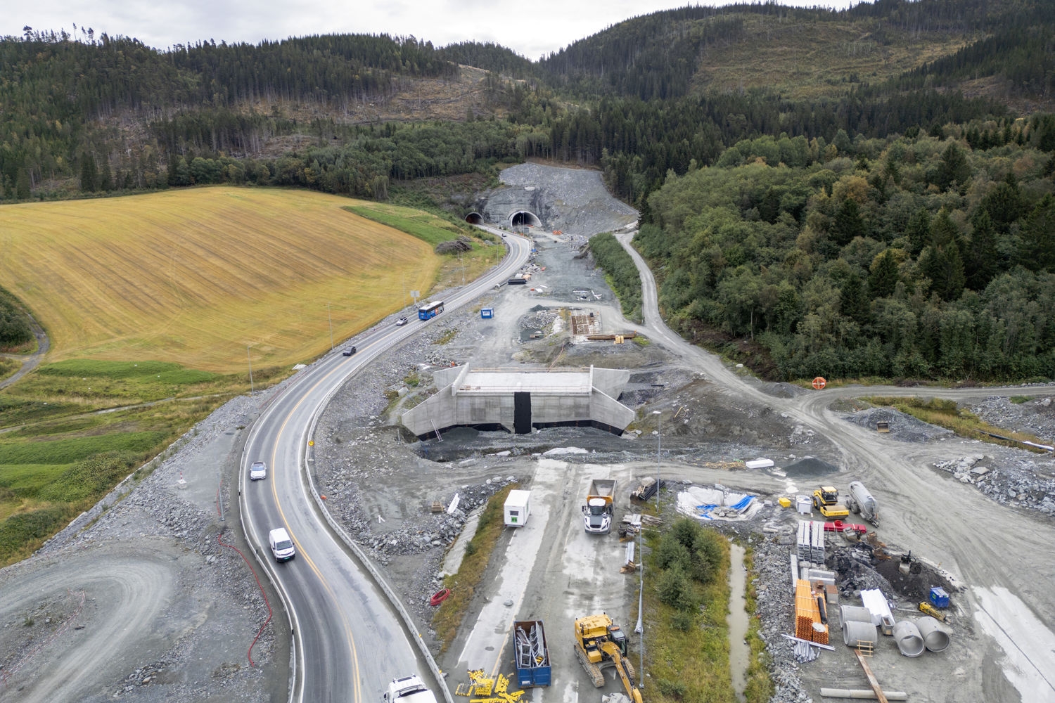 Dronebilde fra 2025 av arbeidet på sørsiden av Væretunnelen på den nye motorveien mellom Trondheim og Stjørdal.