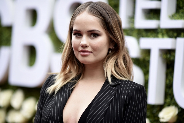 Debby Ryan spiller hovedrollen i den kommende og allerede mye omtalte Netflix-serien, og hun bærer en såkalt fat suit i starten - noe som får folk til å reagere. "Kroppsstørrelse er ikke humor", rases det på Twitter.