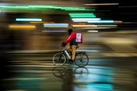 Politiet i Oslo mistenker at organiserte kriminelle nettverk fra Romania står bak en omfattende rekruttering av matbud i hovedstaden. Selskapene Foodora og Wolt sier de ønsker å rydde opp i situasjonen. Nå kalles de inn til møte hos to statsråder.