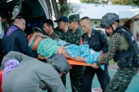 En såret thailandsk soldat overføres til sykehus i Sisaket-provinsen i Thailand. Ifølge Thailands militære ble han truffet av skudd fra kambodsjanske soldater.