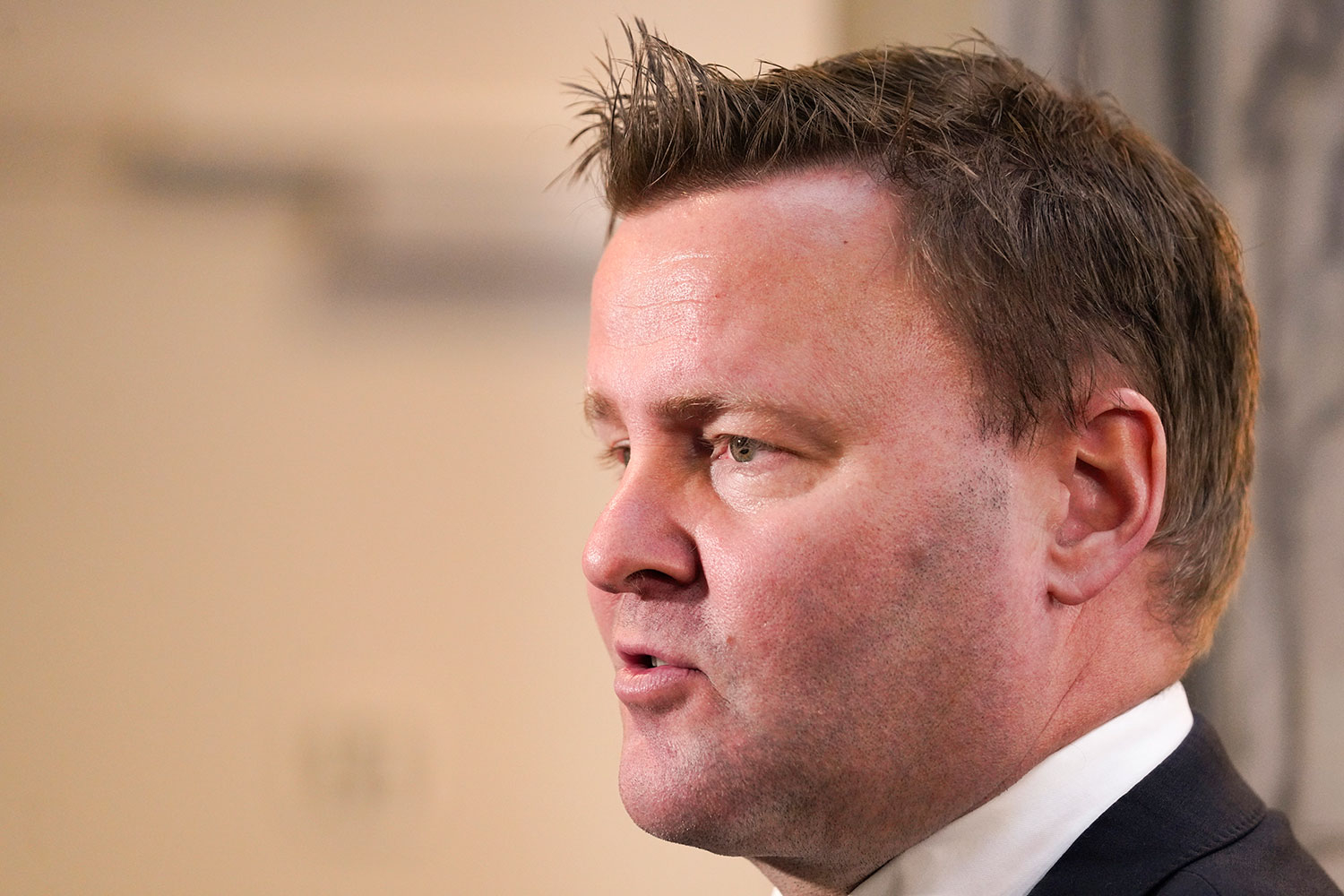 Assisterende helsedirektør Espen Nakstad opplyser at helsemyndighetene nå jobber med å endre systemet for smittesporing. Det kan komme endringer i test- og karantenerådene på grunn av smitte- og innleggelsestalene.