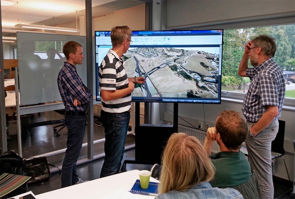 Her brukes 3D-modellen i planleggingen av fellesprosjektet Ringeriksbanen og E16, som skal bygges ut av Jernbaneverket og Statens vegvesen. Fra venstre ser vi Knut S. Rekaa og Rune Rian fra ViaNova Plan og Trafikk og Jan Martin Ståvi fra Asplan Viak.