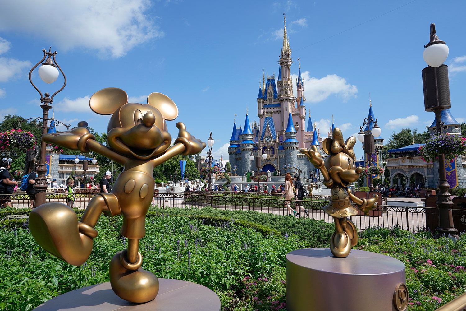 Mikke Mus og Minni kan juble på vegne av Disney over at skuespillerstreiken er slutt, men flere filmpremierer må likevel utsettes når lanseringsplanene legges på nytt.