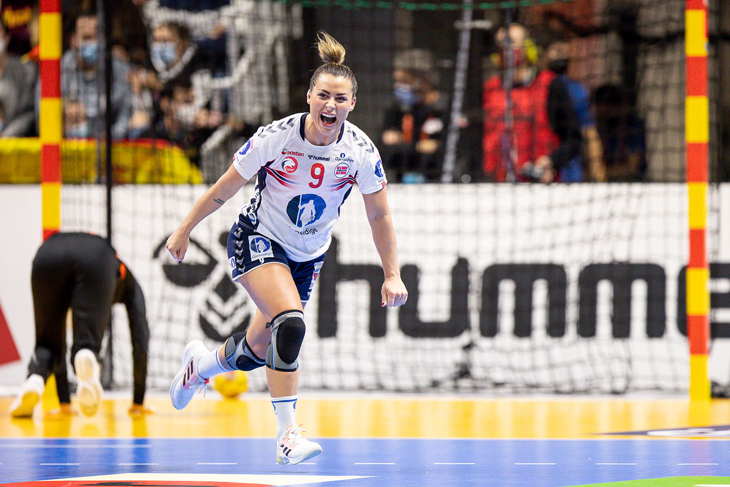 Norges Nora Mørk jubler under VM-kampen i håndball mot Nederland.