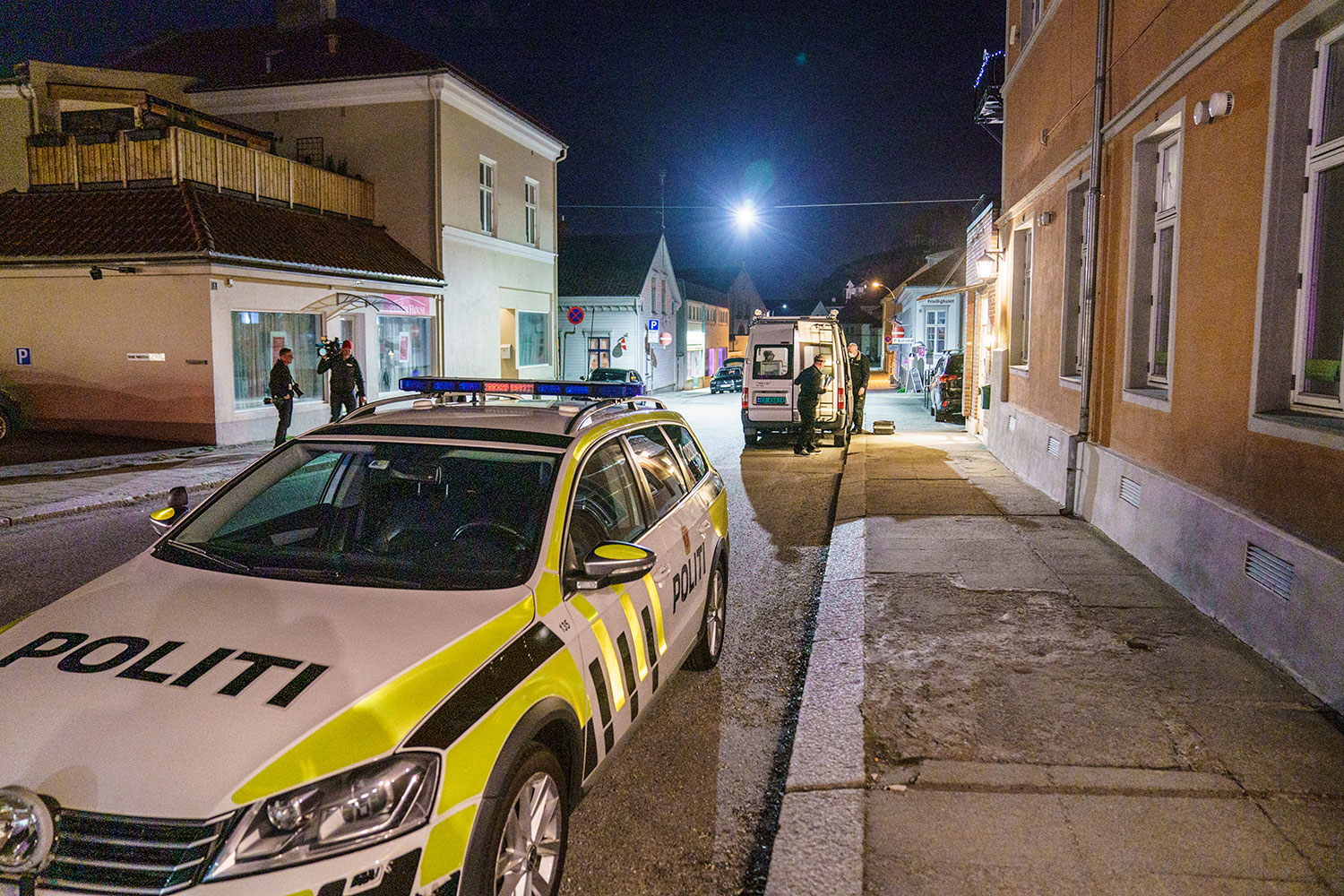 Kriminalteknikere på stedet der en person mandag ble funnet død i en leilighet i Halden sentrum. En kvinne er pågrepet i forbindelse med dødsfallet.