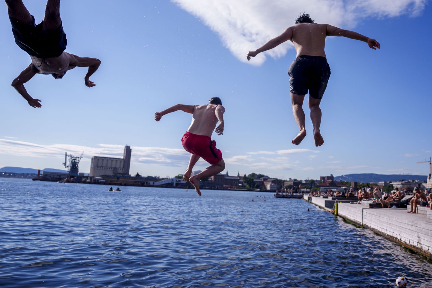 Folk i Oslo nøt varmt sommervær på badeplassen på Sørenga i fjorrige uke.