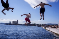 Folk i Oslo nøt varmt sommervær på badeplassen på Sørenga i fjorrige uke.