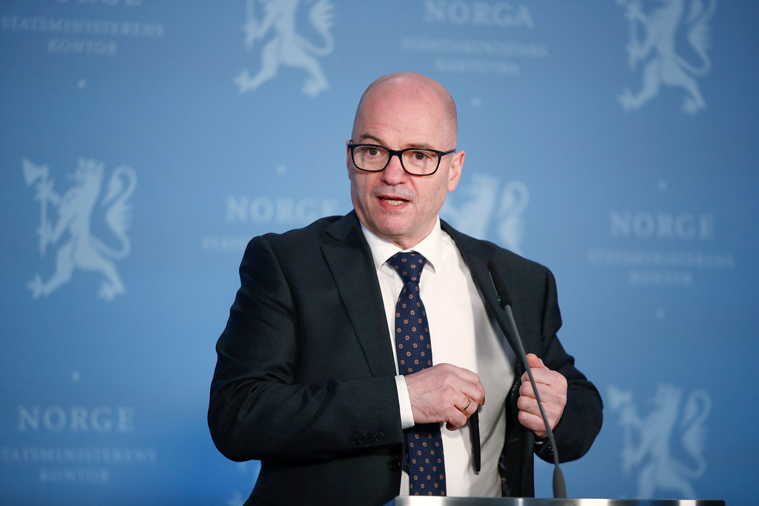 Odd Roger Enoksen (Sp) vil gå av som forsvarsminister.