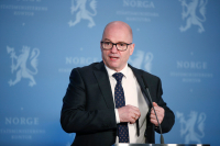 Odd Roger Enoksen (Sp) vil gå av som forsvarsminister.
