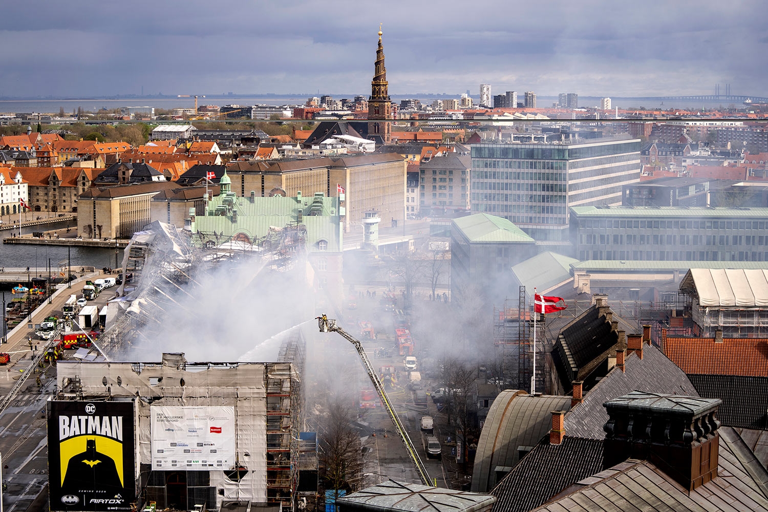 Brannen i Børsen i København er under kontroll, men ennå ikke slukket, opplyser brannvesenet i byen.