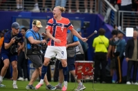 Erling Braut Haaland sendte Norge til kvartfinale i VM med to nye mål, og så ledet han ro-feiringen foran supporterne.