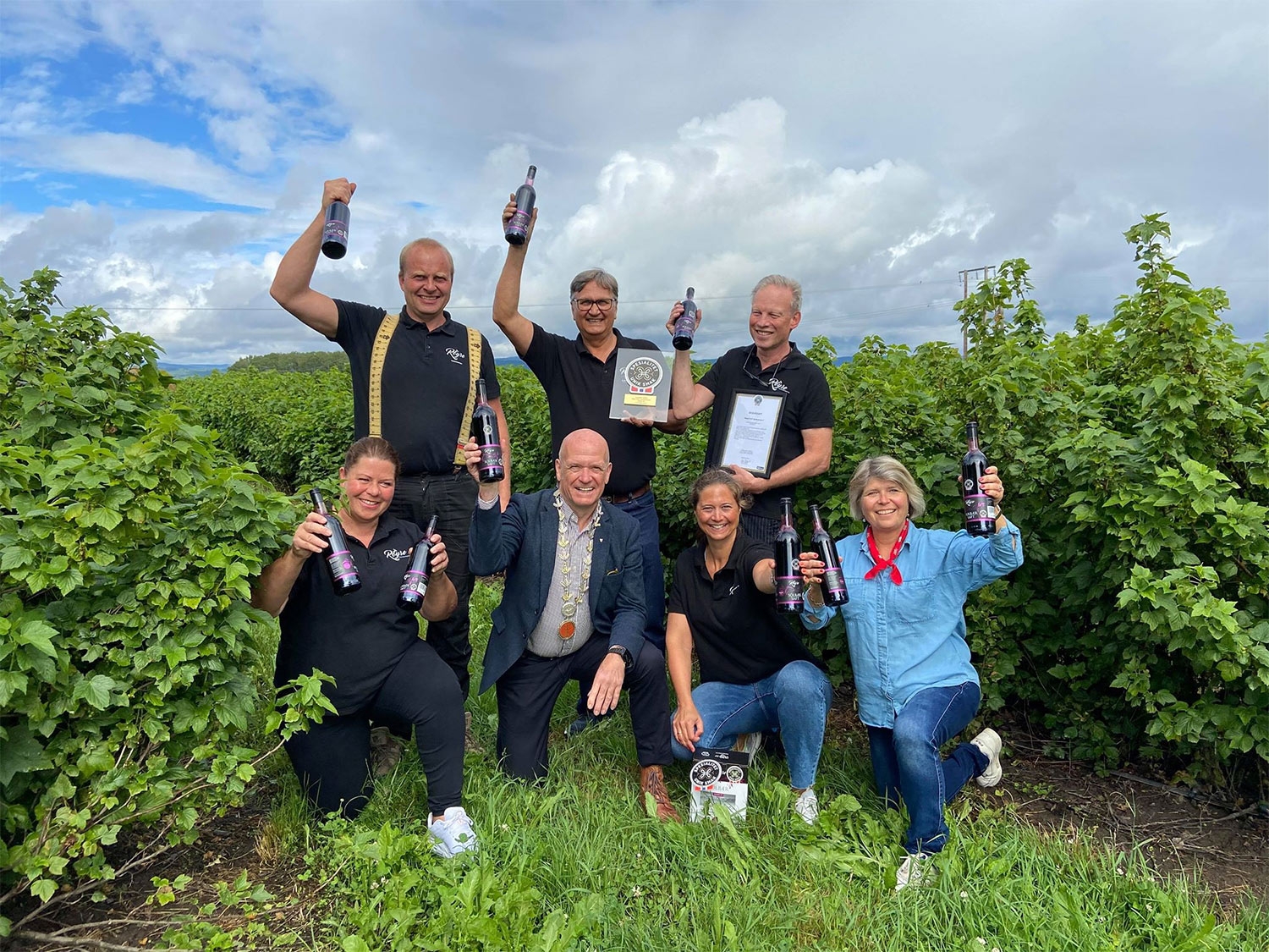 F.v. Eierne Ingvild Collet-Hanssen og Erlend Eilev Mellerud, ordfører Syver Leivestad, Anders Ullern og Stein Helge Hammersbøen fra Presseriet, salgs- og markedsansvarlig Cecilie Bjørnebye Jensen og administrerende direktør i Stiftelsen Matmerk Nina Sundqvist.