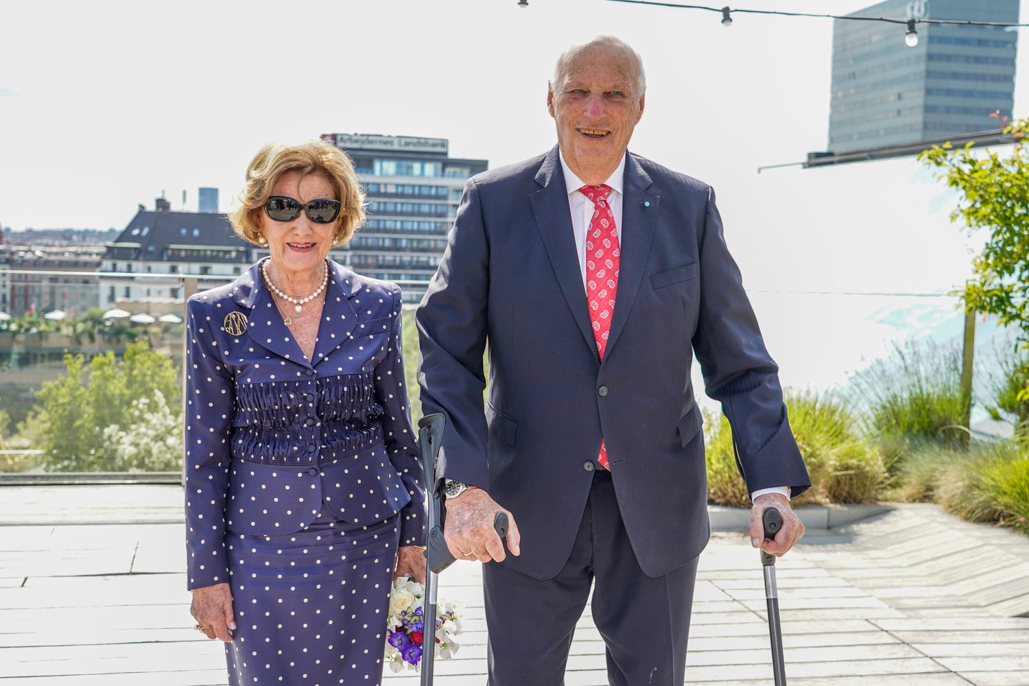 Kong Harald og dronning Sonja gleder seg over at datteren, prinsesse Märtha Louise, har bryllupsplanene klare.