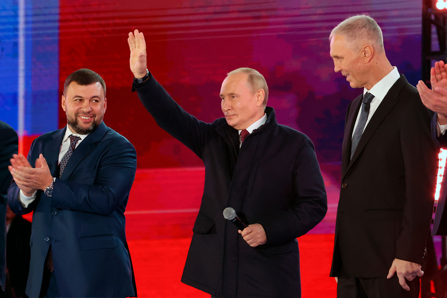 Russlands president Vladimir Putin omkranset av Denis Pusjilin (til venstre), som leder den selverklærte republikken Donetsk, og Vladimir Saldo, som er utpekt av Moskva som lederen for Donetsk, der ukrainerne nå har hatt framgang. De tre feiret fredag annekteringen av områdene.