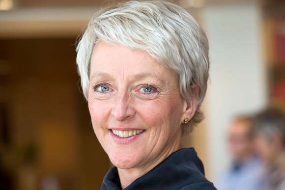 Direktør i Forbrukertilsynet Elisabeth Lier Haugseth har på nytt sendt brev til bedrifter som har ulovlig høye priser på servicenumre for kunder.