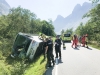 Nødetatene på stedet der 32 personer ble evakuert ut fra en buss som veltet i Isterdalen i Møre og Romsdal.
