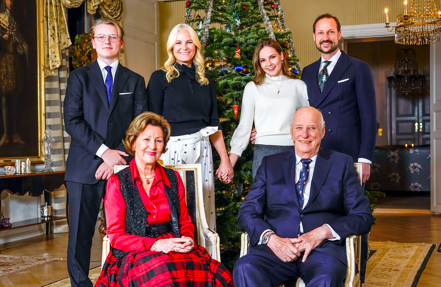Kong Harald, dronning Sonja, kronprins Haakon, prinsesse Ingrid Alexandra, kronprinsesse Mette-Marit og prins Sverre Magnus foran juletreet på Bygdøy kongsgård i Oslo.