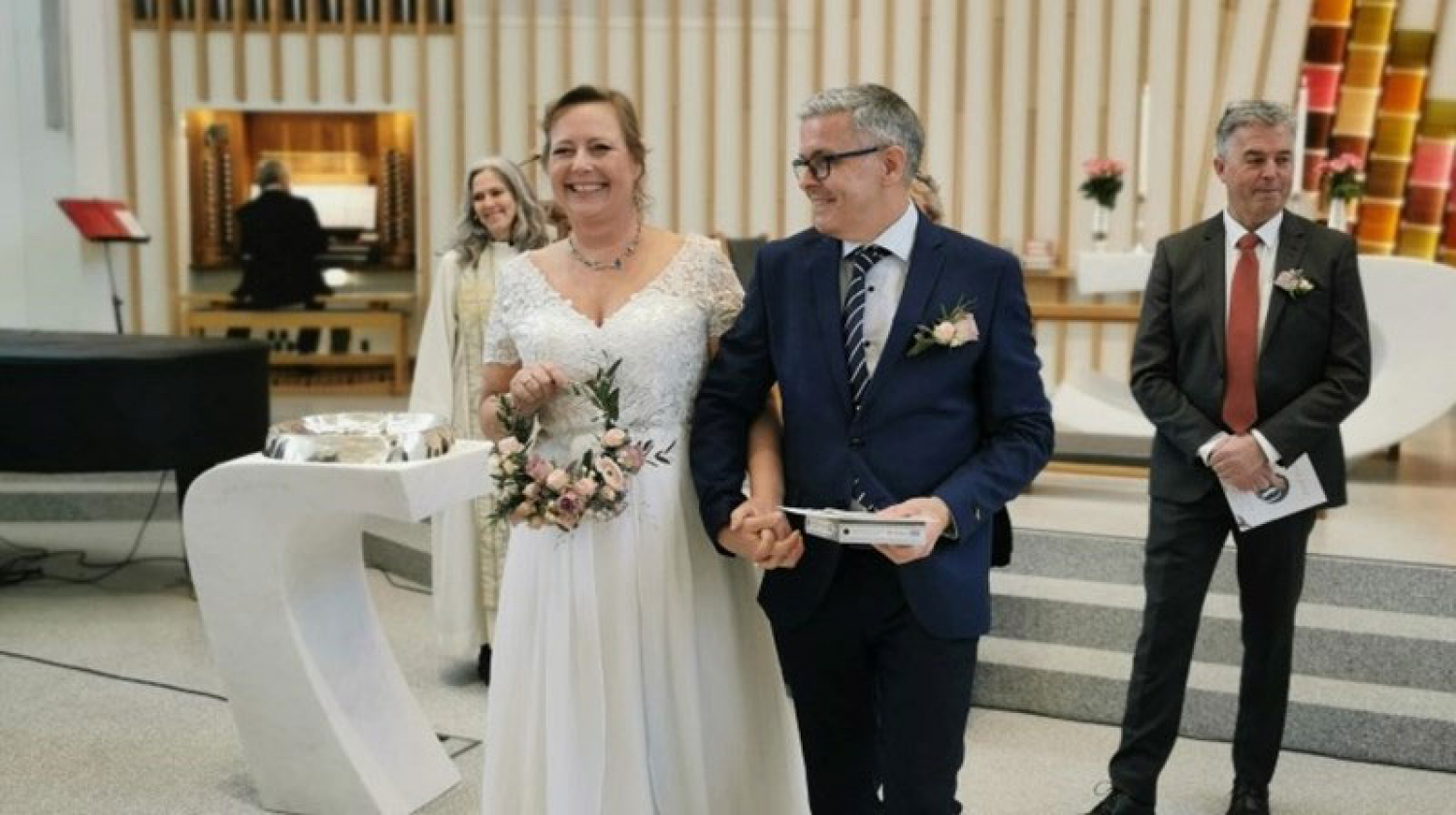 Et av dagens mange par som fikk 22.02.2022 som sin bryllupsdag. Her i Hønefoss kirke.
