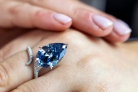 En ansatt ved auksjonshuset Christies viser fram diamanten «Mellon Blue», som ble solgt for over 250 millioner kroner tirsdag.
