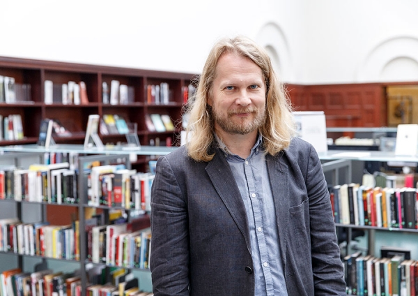 Nasjonalbibliotekar Aslak Sira Myhre gleder seg over at tilbudet av ebøker i norske folkebibliotek nå blir langt større.