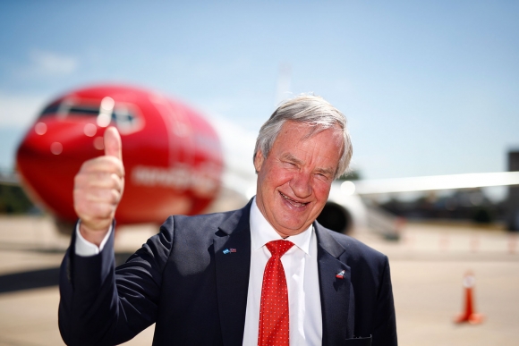 International Airlines Group (IAG) kjøpte torsdag 4,61 prosent av aksjene i Norwegian. De vurderer om de skal legge inn et formelt bud på hele selskapet. Her er Bjørn Kjos fotografert foran et Norwegian-fly på flyplassen i Buenos Aires i mars.