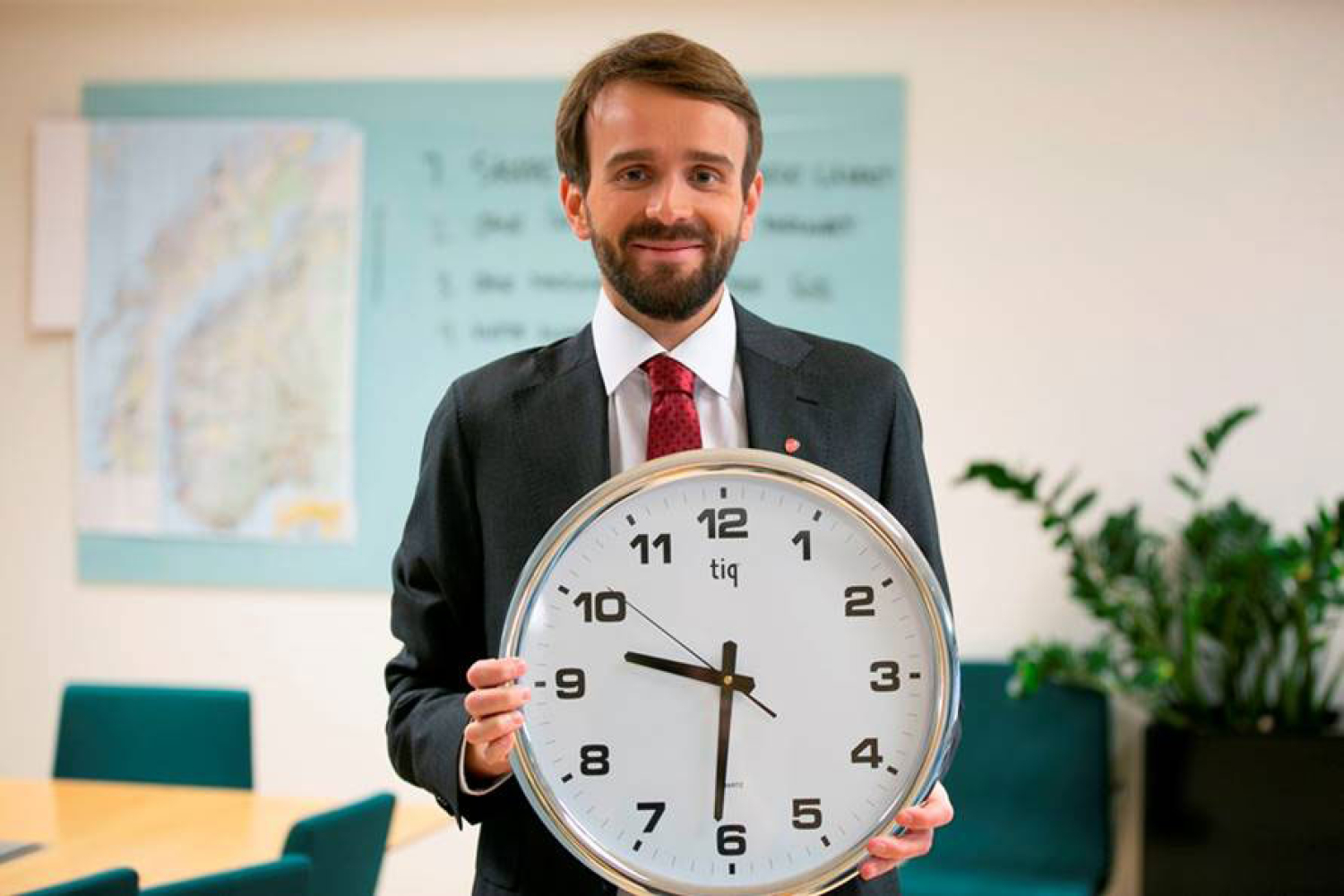 Næringsminister Jan Christian Vestre minner om at du må stille klokka.