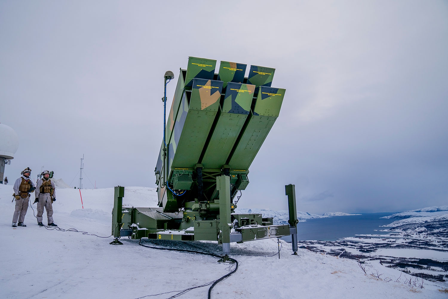 Det mobile mellomdistanse luftvernsystemet NASAMS er blant missilene regjeringen foreslår å investere i. Systemet ble testet ut på en fjelltopp ved Evenes flystasjon i mars i år.