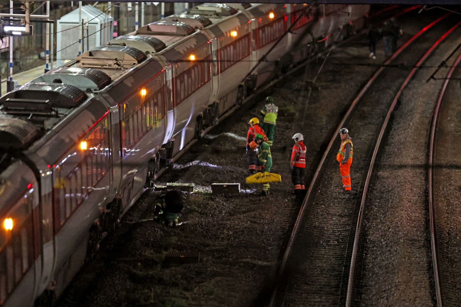 Nødetater gjør undersøkelser på toget i Huntingdon.
