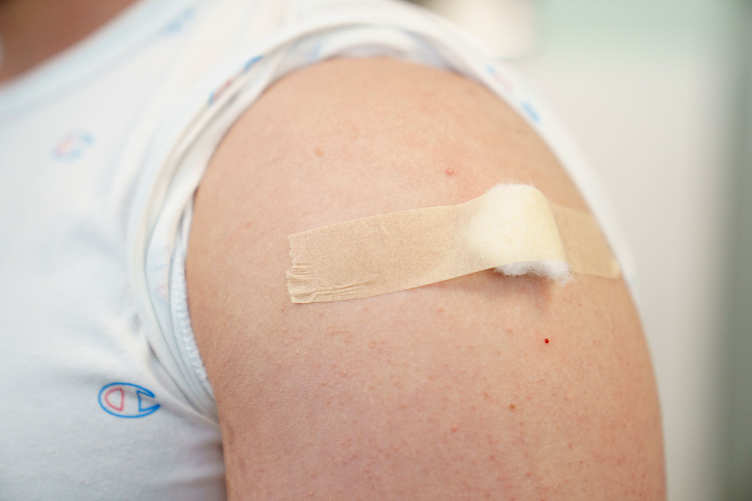 Regjeringen endrer intervallet mellom dose to og oppfriskningsdosen fra seks til fem måneder for alle ned til 45 år.
