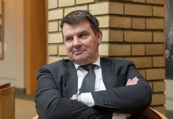 Justisminister Per Mikkel Wara (Frp) vil denne uken motta et skriftlig spørsmål om krigshovedkvarteret for den norske regjeringen.