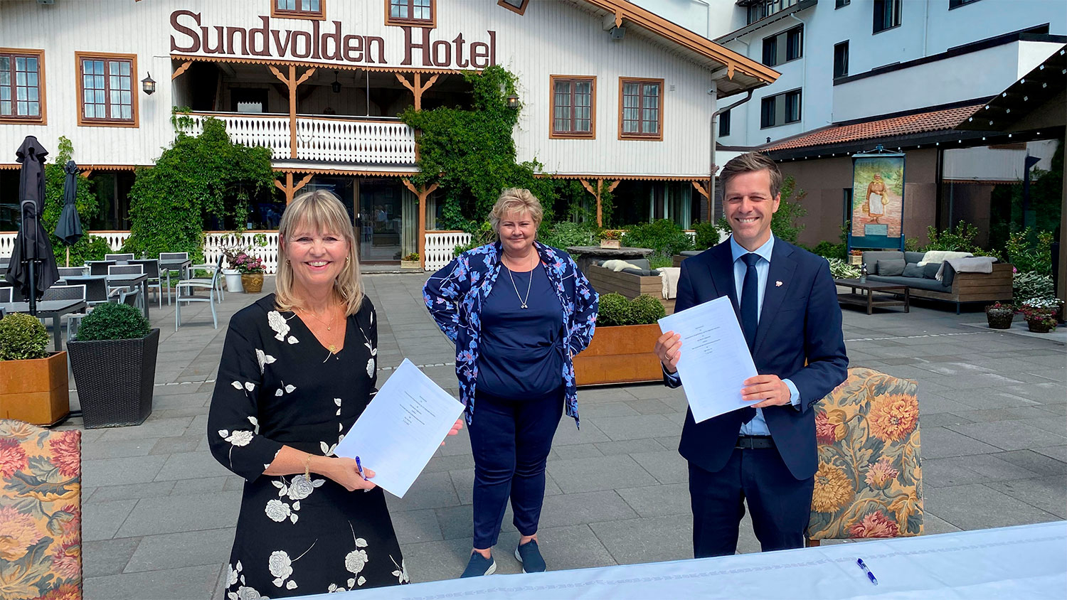 Med Erna Solberg (H) ble rammeavtalen om byggingen av Ringeriksbanen undertegnet torsdag.