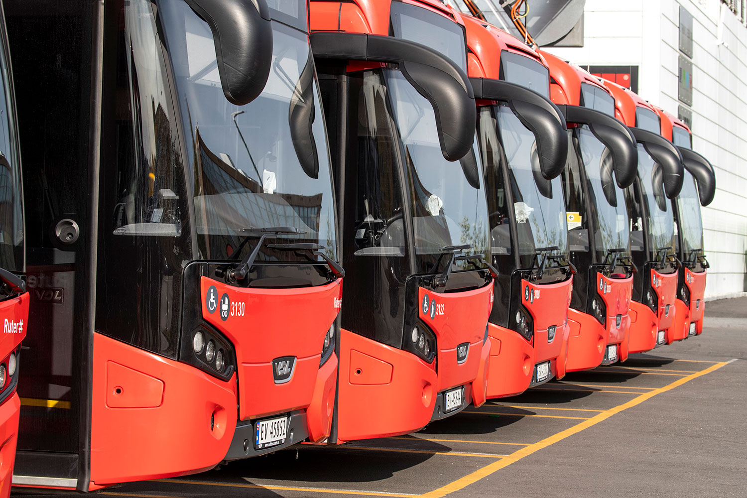 Unibuss AS eies av Sporveien AS, som igjen er heleid av Oslo kommune. Selskapet kjører på oppdrag fra offentlige administrasjonsselskaper, som Ruter i Oslo.