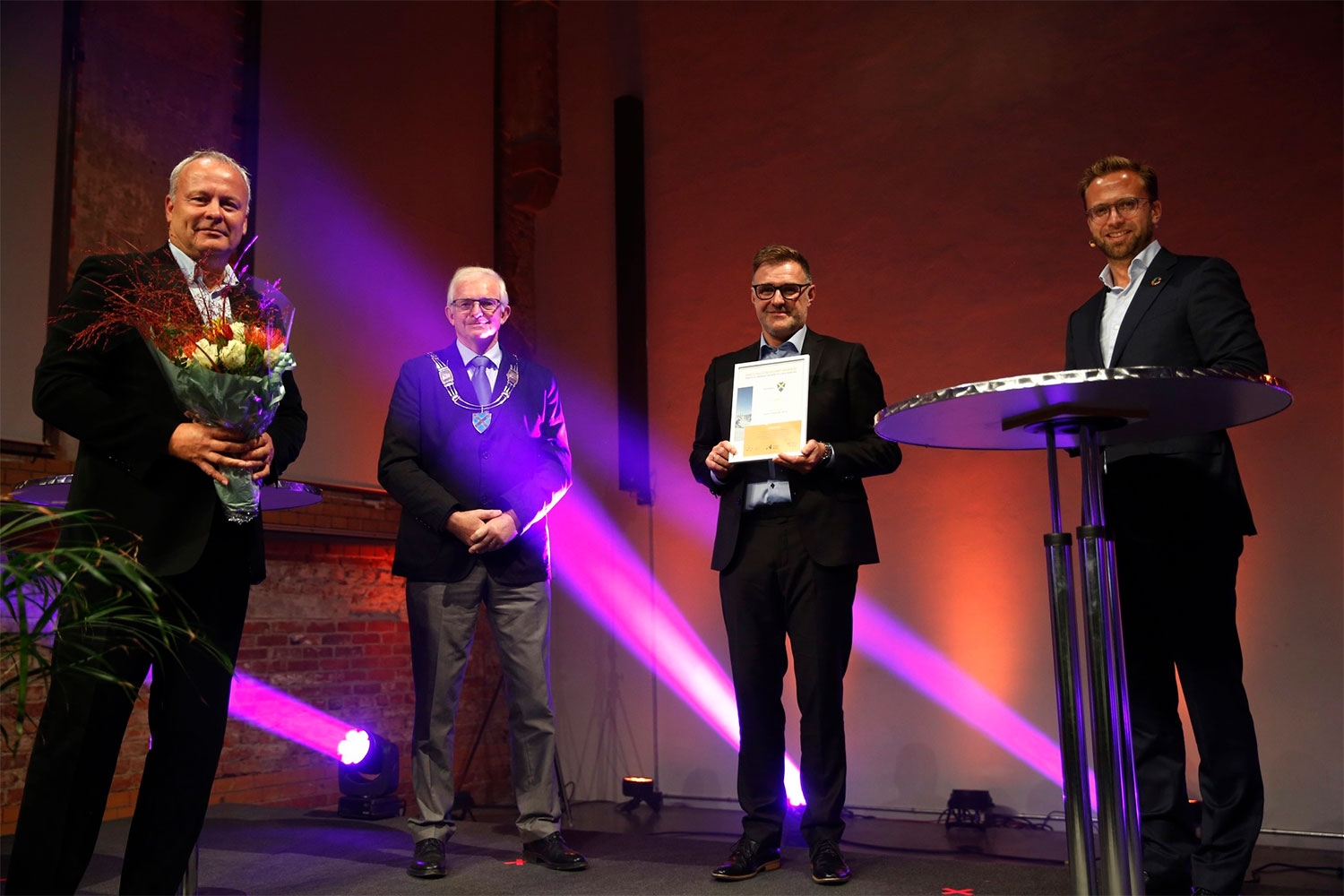NOREFJELL UTEN BIL. (f.v.) Johnny Gjerseth i Go Mobile, Krødsherad-ordfører Knut Martin Glesne og Per Arne Lislien i Sigdal Utvikling mottok seiersbevis fra minister Nikolai Astrup.