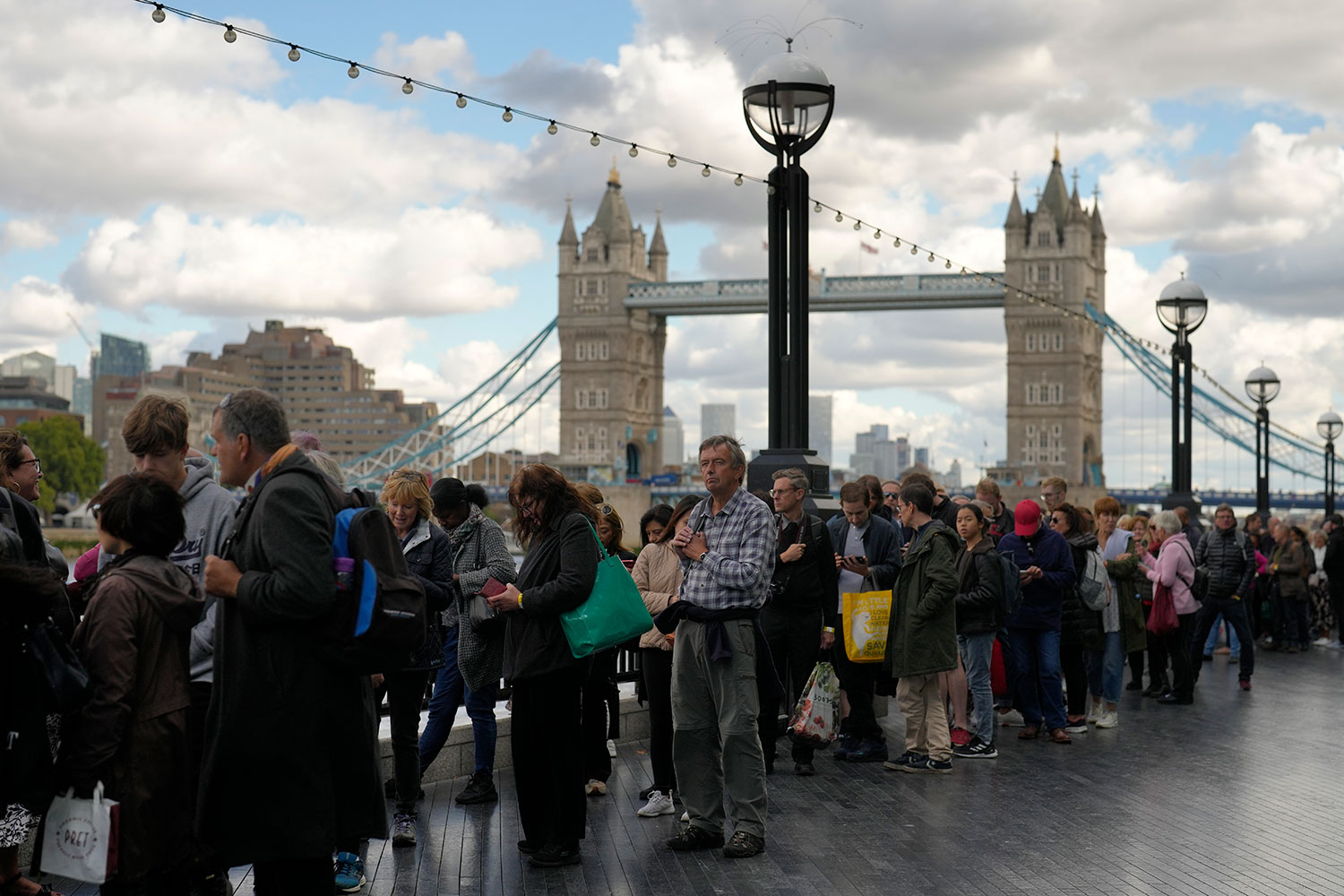 Man må belage seg på å stå over et døgn i kø dersom man vil se kisten til dronning Elizabeth i London lørdag.