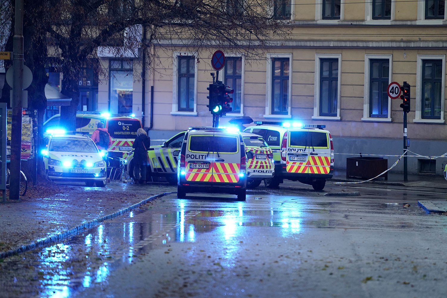 Politiet bekrefter at de har truffet en person av skudd.