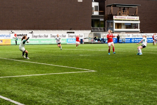 Rett på keeper men Martine sparker så knallhardt at den går inn. 1-0