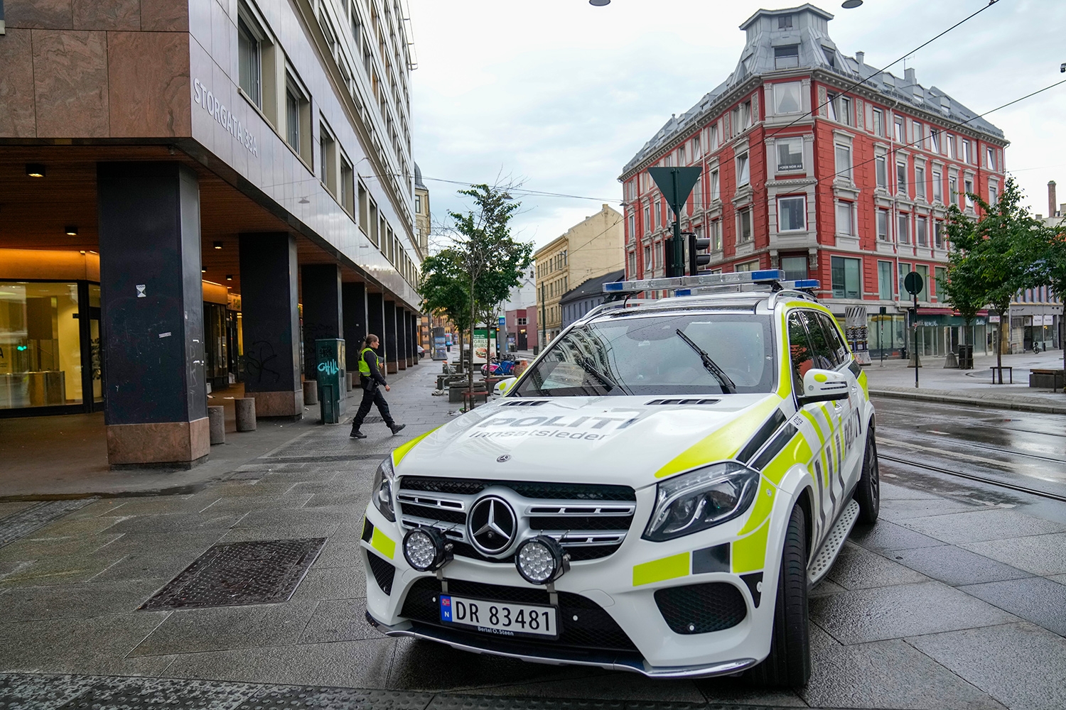 Politi på stedet der det skal ha blitt avfyrt skudd i Storgata i Oslo. En person er pågrepet, og et våpen er beslaglagt.