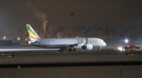 Et passasjerfly fra Ethiopian Airlines har truffet en lysmast på Oslo lufthavn. Lysmasten har fått slagside etter sammenstøtet.