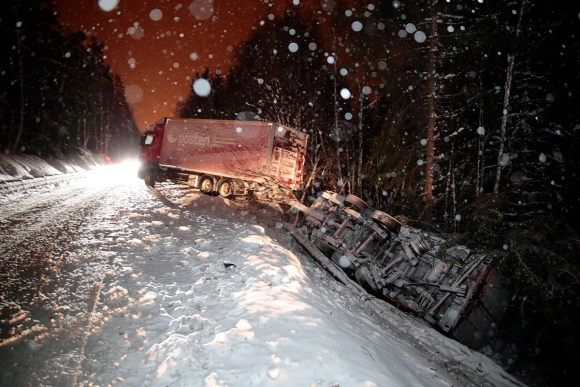 Tre ble skadd i en trafikkulykke i Øvre Eiker i Buskerud tidligere i vinter. En personbil, et vogntog og en semitrailer var innblandet i ulykken.