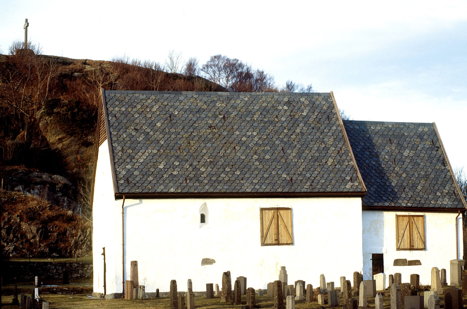 Moster kirke med Steinkorset som ble reist på Vetahaugen i bakgrunnen, ved 900-årsjubileet for kristenretten. I år er det 1000-årsjubileum.