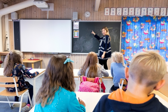 Beregninger fra SSB viser at Norge kan komme til å mangle mange grunnskolelærere innen 2040. Utdanningsdirektoratet har fått i oppdrag å anbefale mulige ordninger som kan skaffe skolen flere kvalifiserte lærere, spesielt lærere som kan undervise elever i 1.–4. trinn.