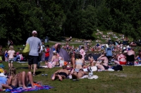 Folk kan trygt fortsette å kjøle seg ned med et bad, for eksempel i Akerselva i Oslo.