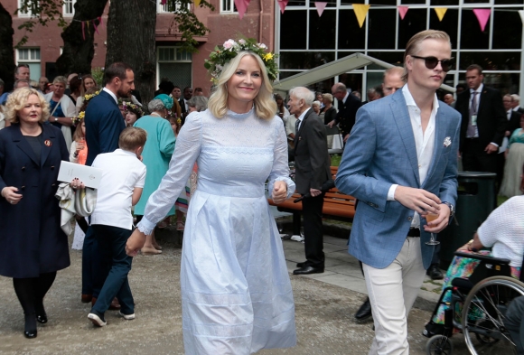 Kronprinsesse Mette-Marit og kronprins Haakon under pressemøtet i Vilnius.