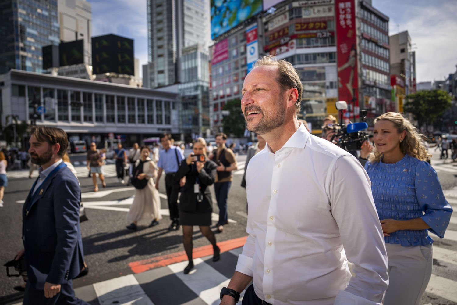 Kronprins Haakon i Japan, her med digitalisering- og forvaltningsminister Karianne Tung går i det ikoniske Shibuya-krysset (Shibuya Scramble) i Tokyo sentrum.