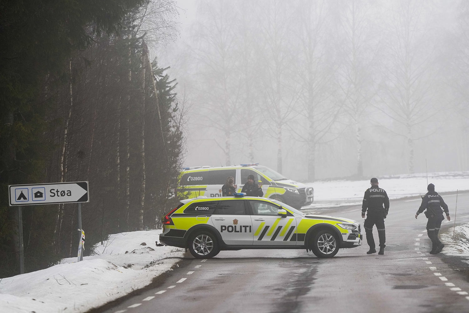 Politiet driver undersøkelser etter at en mann i 50-årene ble funnet død i Braskereidfoss i Våler kommune i Innlandet natt til søndag. En jevnaldrende kvinne er pågrepet og siktet for drap.
