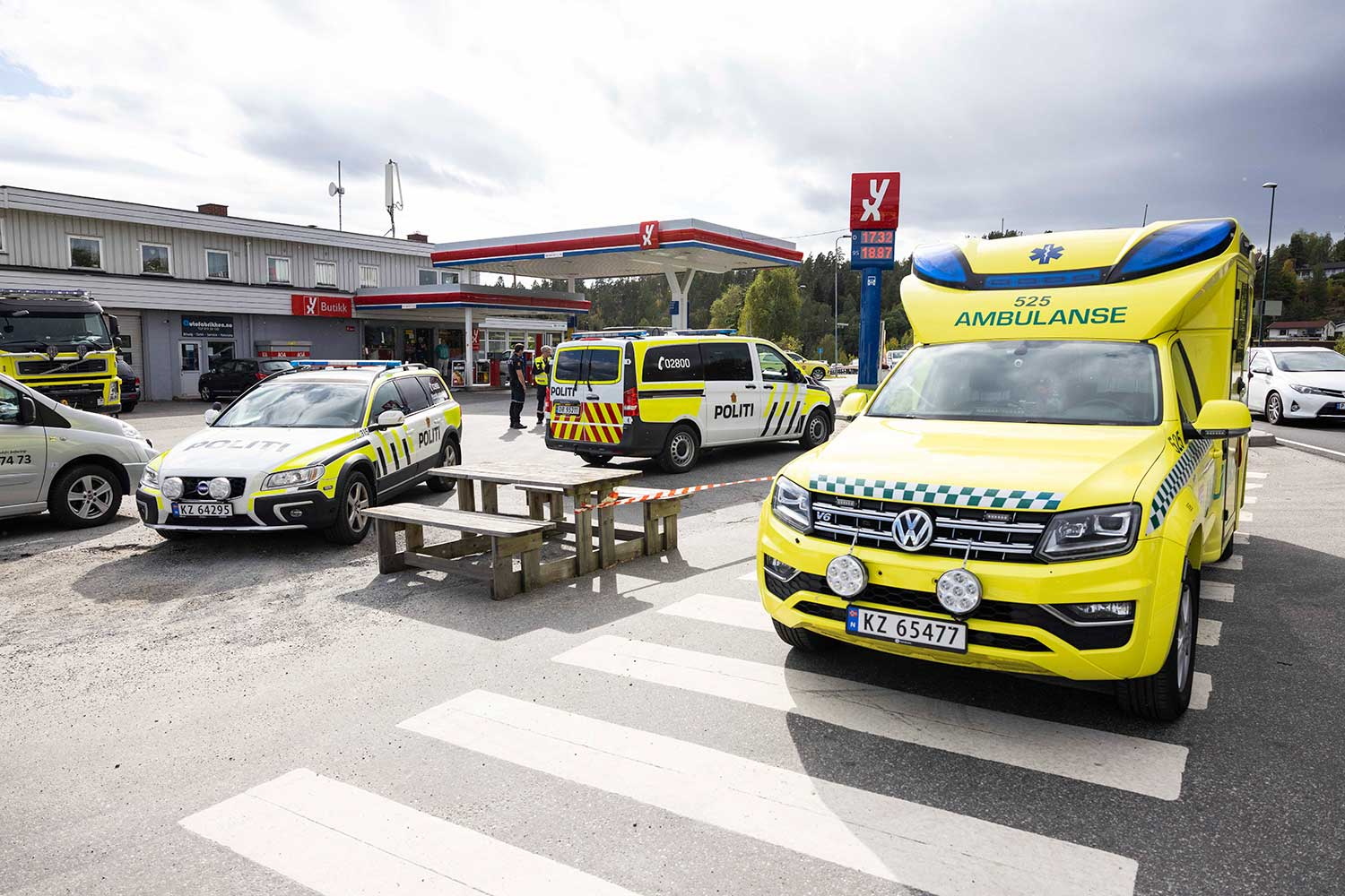 Det kan være eksplosjonsfare etter at har lekket drivstoff fra en XY-stasjon i Tyristrand i Ringerike. Beboere i bygget er evakuert.