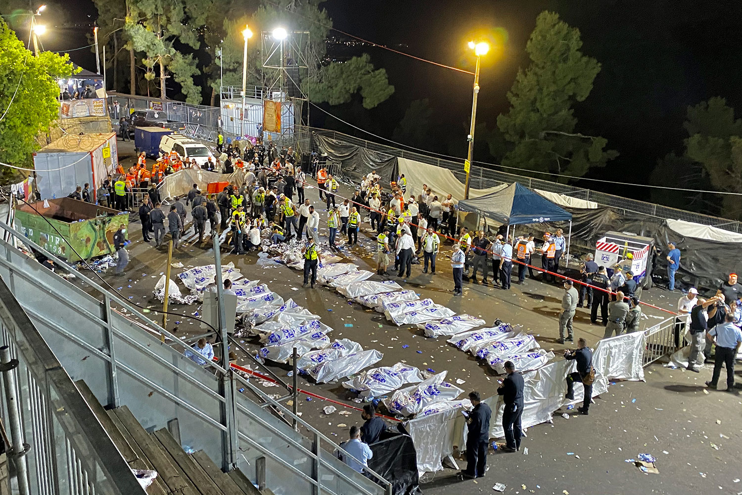 Redningsmannskaper ved ofre for tragedien under lag baomer-feiringen på ved Meron-fjellet nord i Israel.