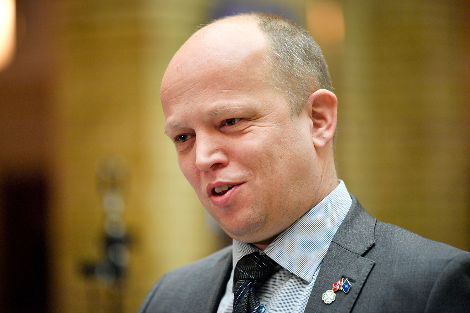 Finansminister Trygve Slagsvold Vedum (Sp) sier krigen i Ukraina koster Norge dyrt og skal redegjøre for dette i revidert nasjonalbudsjett i mai.